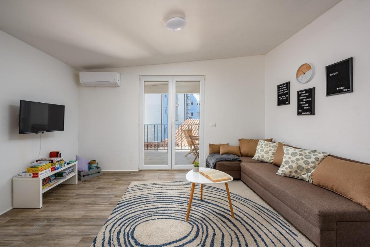 Center House With Apartment