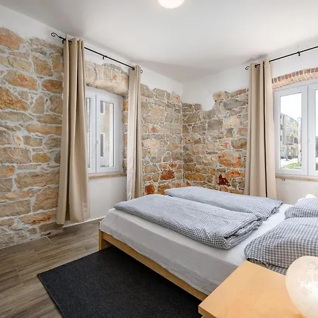 Center House With Apartments Umag Exterior foto