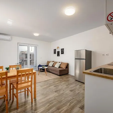 Center House With Apartments Umag Exterior foto