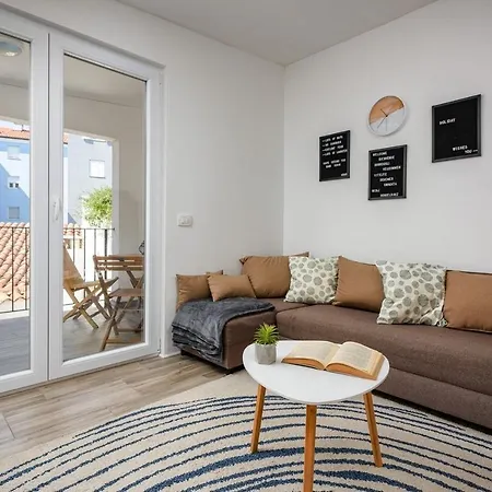 Center House With Apartments Umag Exterior foto