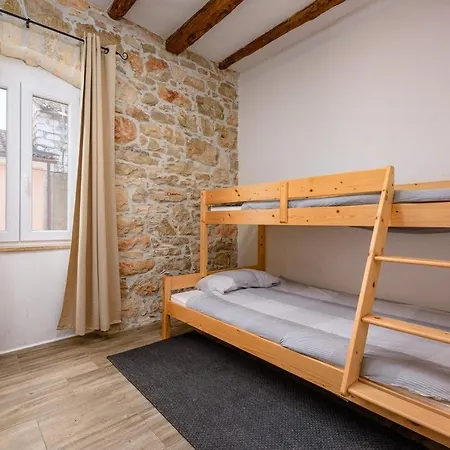 Center House With Apartments Umag Exterior foto