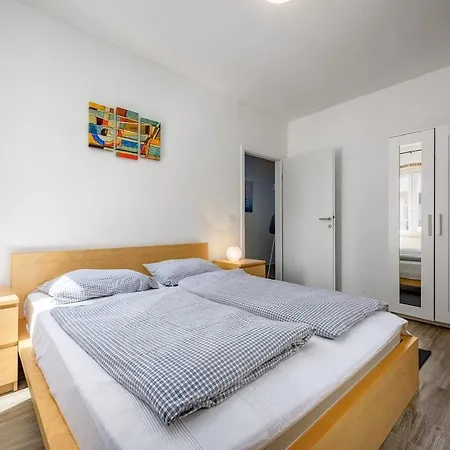 Center House With Apartments Umag Exterior foto