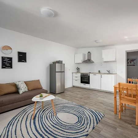 Center House With Apartments Umag Exterior foto