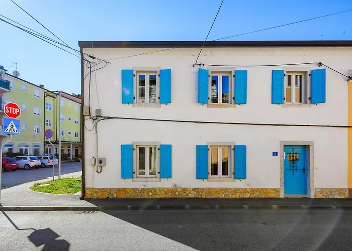 Center House With Apartments