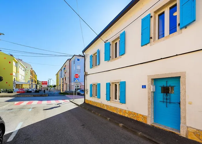 Center House With Apartments