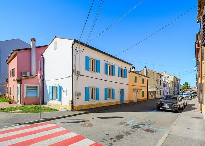 Center House With Apartments