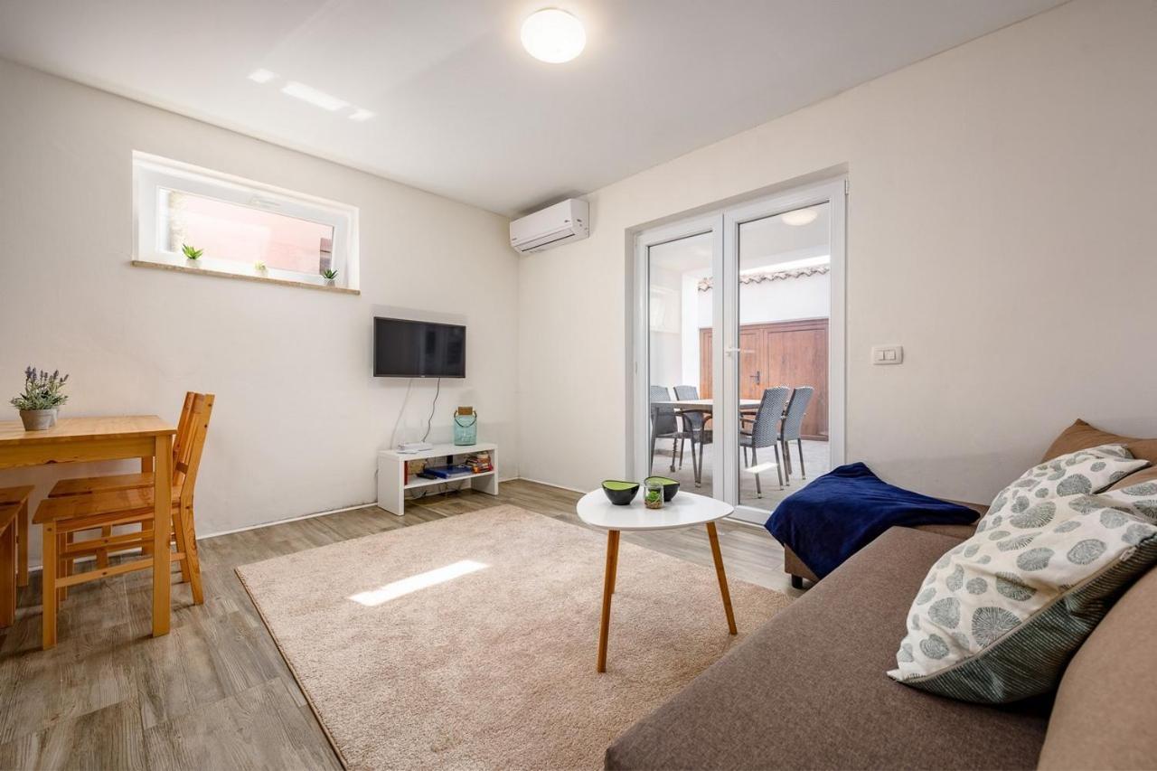 Center House With Apartment *