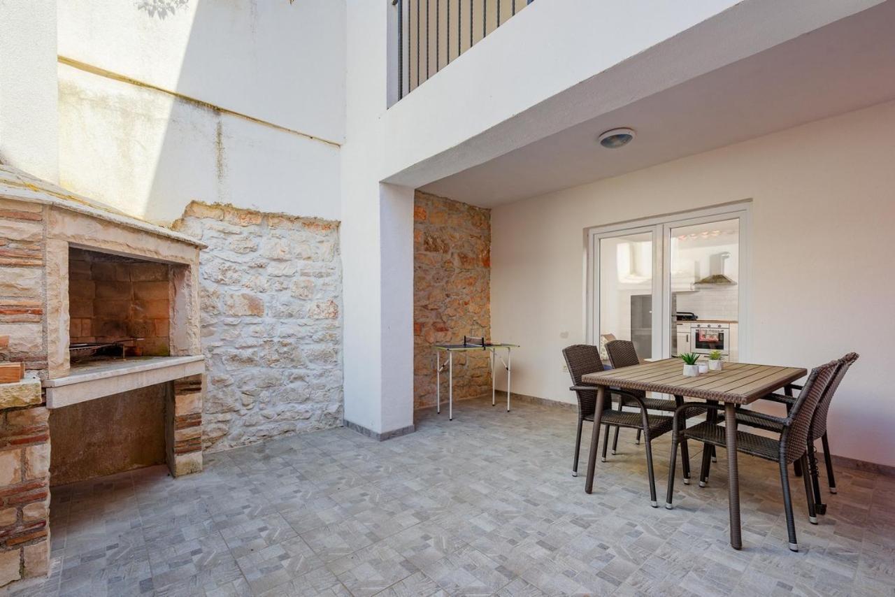 Center House With Apartment