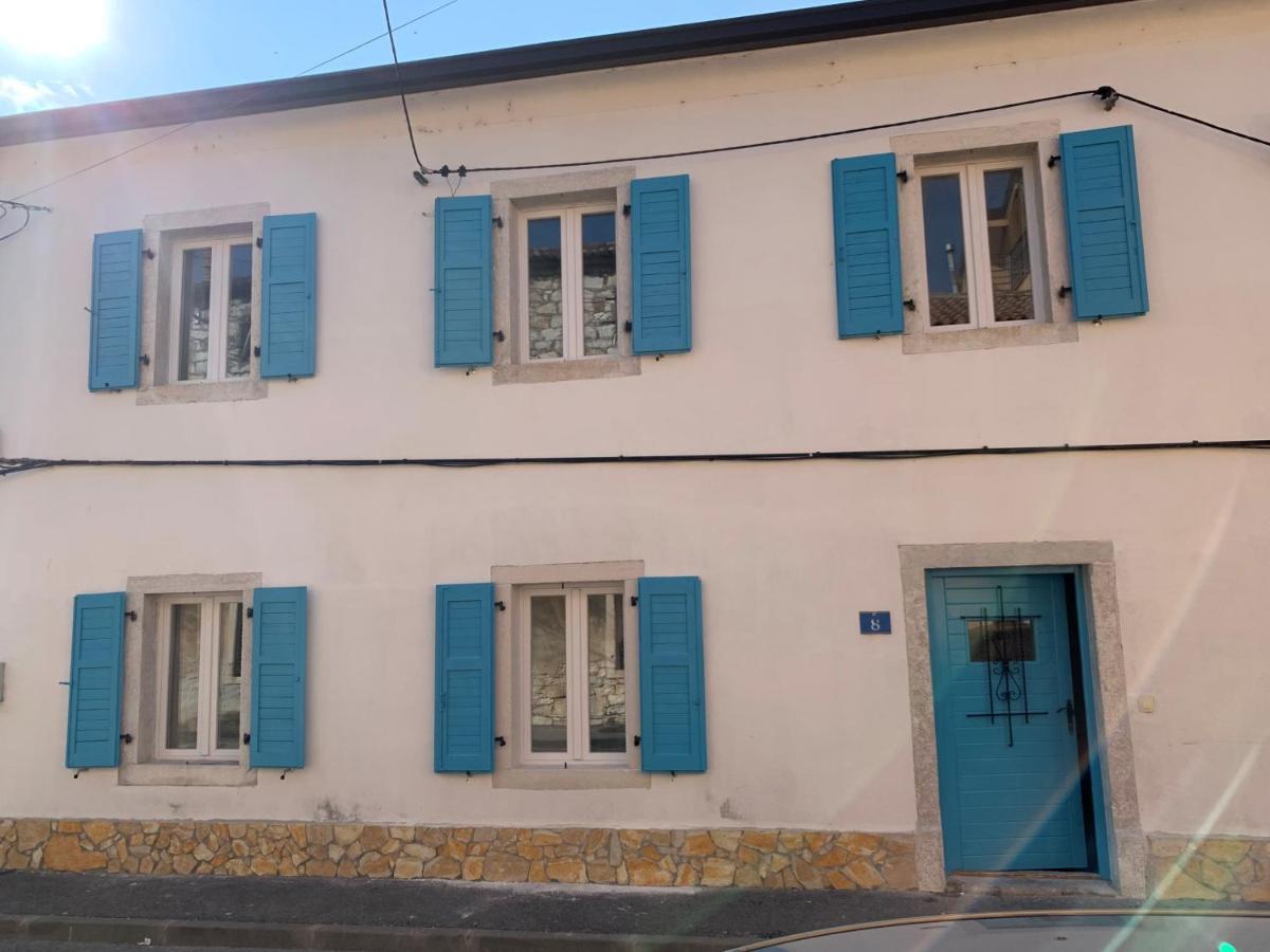 Center House With Apartment